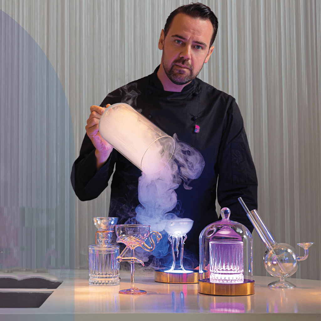 Grande cloche en verre avec socle doré